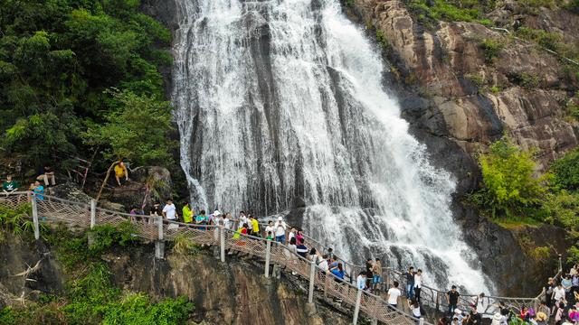 广州白水寨山清水秀，被誉为北回归线上的翡翠，超适合夏天避暑游